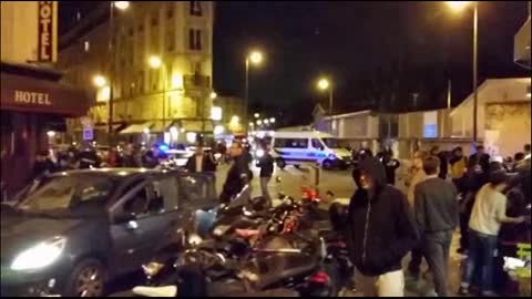 Il giorno dopo la strage Parigi fa i conti con la paura