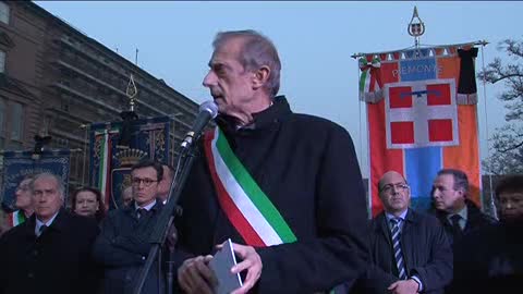 A Torino fiaccolata per le vittime di Parigi