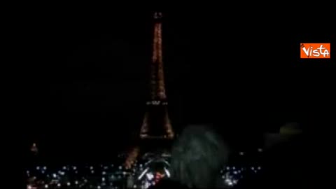Strage a Parigi, la Tour Eiffel si spegne per lutto