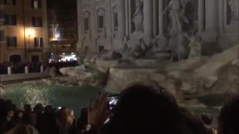 Strage di Parigi, fontana di Trevi si spegne in segno di lutto