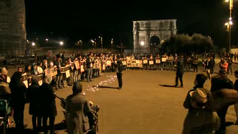Strage di Parigi, fiaccolata di musulmani davanti al Colosseo