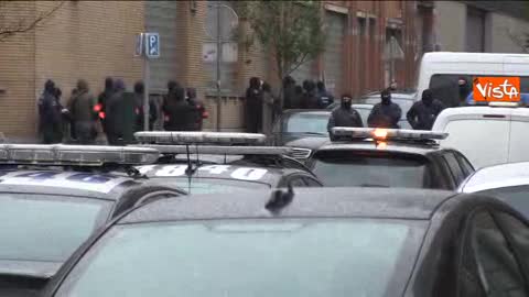 Bruxelles: la polizia assedia Palazzo Molenbeek, arrestato sospetto terrorista
