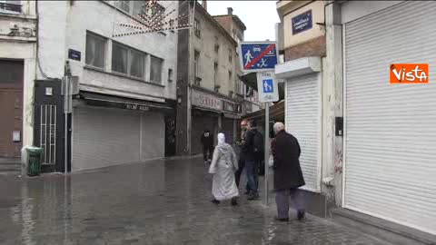 Bruxelles, a Molenbeek strade vuote e moschea chiusa