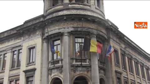 Bruxelles, a Molenbeek la bandiera francese a mezz'asta al palazzo comunale