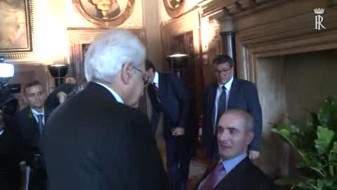 Mattarella consegna l'onoreficenza al maresciallo Giangrande