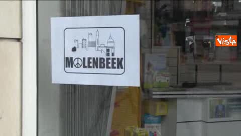 Bruxelles, a Molenbeek i negozianti espongono cartelli per la pace sulle loro vetrine