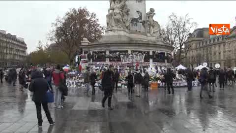 Parigi, a Place de la Republique commozione e omaggi per le vittime