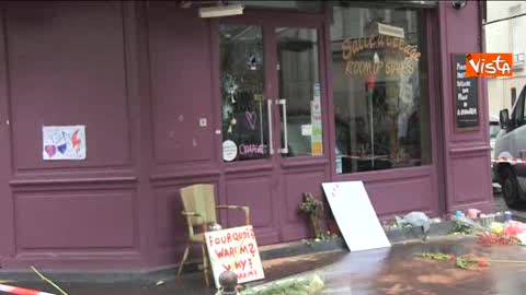 Parigi, fiori nei buchi dei proiettili nelle vetrine dei negozi 