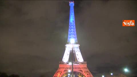 La Tour Eiffel illuminata con i colori della bandiera francese