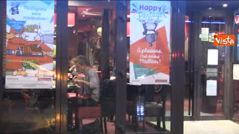 A Parigi bistrot pieni nella zona degli attacchi 