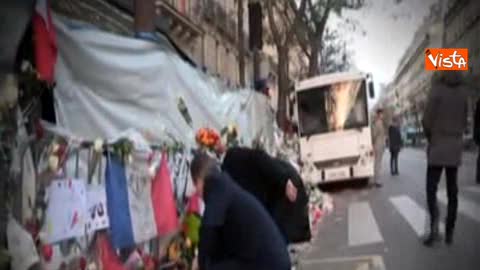 Strage a Parigi, Hollande e Cameron rendono omaggio alle vittime davanti al Bataclan