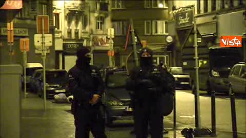 Antiterrorismo, a Bruxelles la notte dei blitz: 16 arresti (le immagini)
