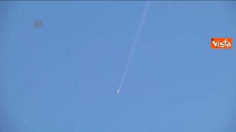 Turchia abbatte caccia russo al confine con la Siria, le immagini