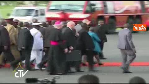 Papa Francesco arriva in Kenya accolto da canti e danze