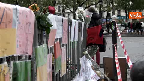 Parigi, non si ferma il pellegrinaggio delle persone davanti al Bataclan