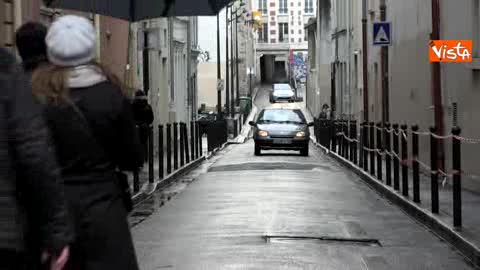 Parigi, riapre dopo dieci giorni la via laterale del Bataclan