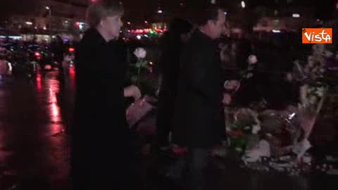 Merkel e Hollande portano due rose bianche a Place de Repubblique 