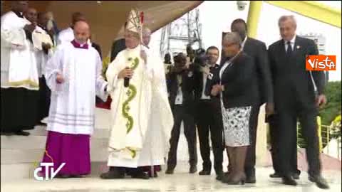 Papa Francesco, folla a Nairobi per la messa in piazza: le immagini 