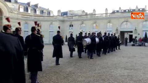 Parigi: la  banda della gendarmerie all'Eliseo: le immagini 