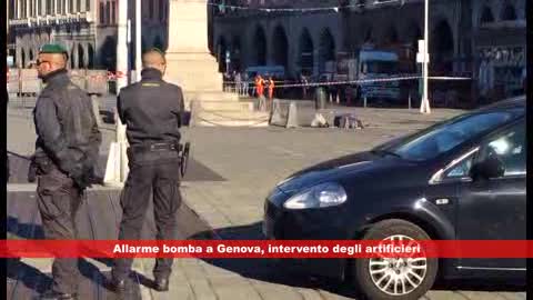 Allarme bomba a Genova, le immagini dell'intervento degli artificieri