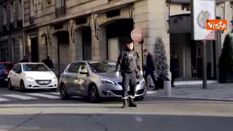 Parigi, i poliziotti fanno i vigili vicino all'Eliseo