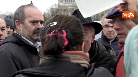 Parigi, tensione tra arabi e francesi alla cerimonia per le vittime