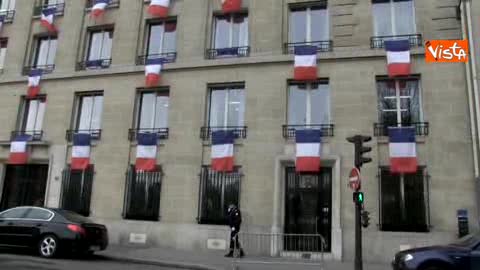 Parigi, il giorno del ricordo: tricolore alle finestre dei palazzi
