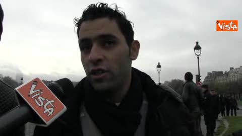 Commemorazione vittime Parigi, un ragazzo arabo: 