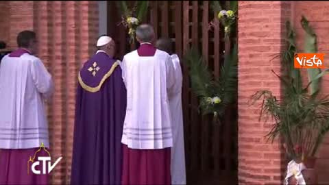 Papa Francesco apre la Porta Santa a Bangui: inizia il Giubileo 