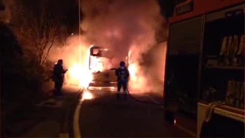 Incendio distrugge bus Amt a Voltri, le immagini del rogo