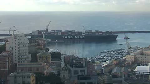 Il time lapse dell'arrivo in porto della grande portacontainer Yang Ming