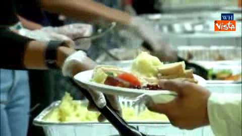 Giorno del ringraziamento: Obama e la famiglia servono la cena ai senzatetto