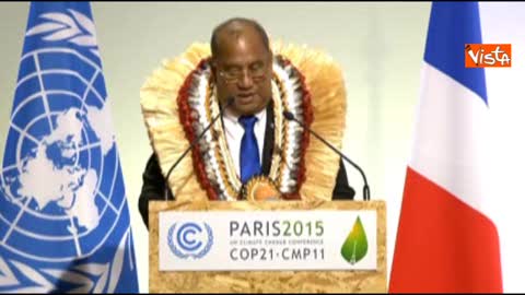 Conferenza sul clima, il presidente delle Isole Marshall interviene con costume tipico