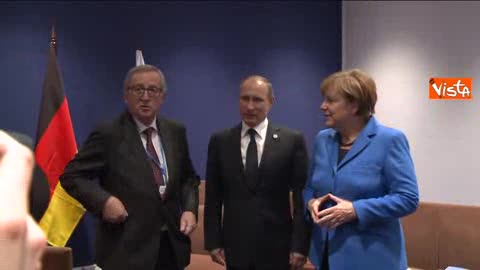 Parigi, Putin alla COP 21: rapido saluto con la Merkel e caloroso abbraccio con Juncker