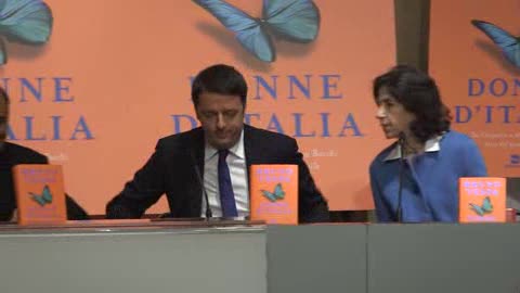 Renzi, in posa per i fotografi, scherza con Vespa: 