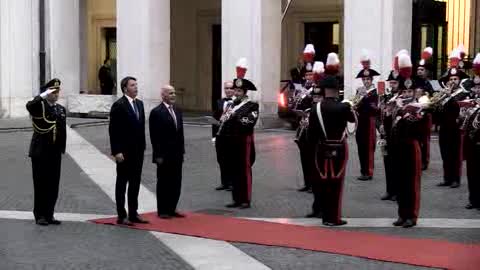 Renzi incontra il presidente dell'Afghanistan con l'inno nazionale italiano