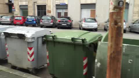 Degrado a La Spezia, tappeto di bottiglie fuori dai contenitori del vetro in via Dalmazia