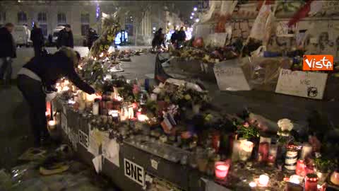 Bruxelles, a Place de la Republique la corona di fiori della comunità italiana di Francia