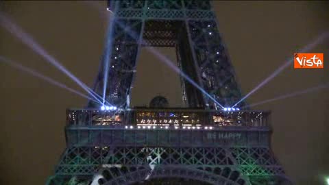 Parigi, la Tour Eiffel si fa verde per la COP21