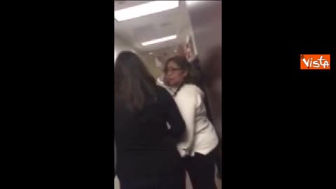 California, agente guida i sopravvissuti fuori dall'edificio: 