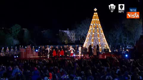 Obama canta 'Jingle Bells' alla cerimonia di accensione dell'albero di Natale