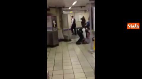 Londra, aggressione in metro: i presenti gridano 
