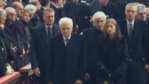 Giubileo, Mattarella insieme alla figlia attraversano la Porta Santa