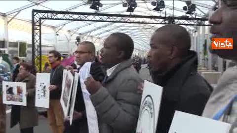 Parigi, il sit-in di attivisti africani alla COP21