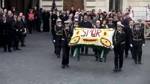 Giubileo, il commissario Tronca consegna fiori in Piazza di Spagna