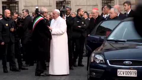 Il Papa si ferma a parlare con il commissario Tronca in piazza di Spagna