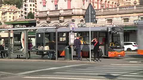 Ubriaco sul bus, terrorizza i passeggeri con una forbice: arrestato Alessio Chiarlo a Genova