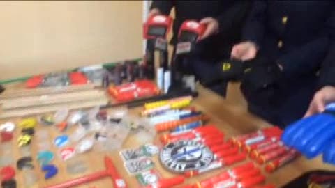 Napoli, scontri con i tifosi polacchi: sequestrate mazze, spranghe e un piccone