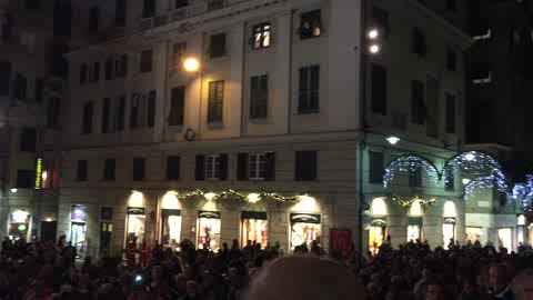 Apertura del Giubileo a Genova, Bagnasco saluta la folla al termine della cerimonia