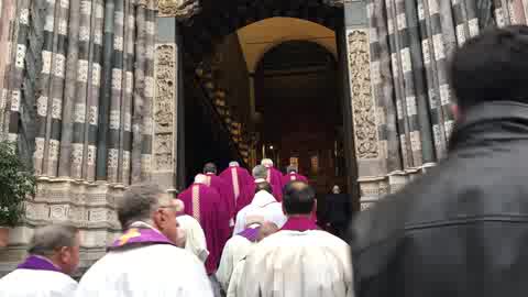 Giubileo, i sacerdoti entrano in cattedrale dopo il cardinal Bagnasco